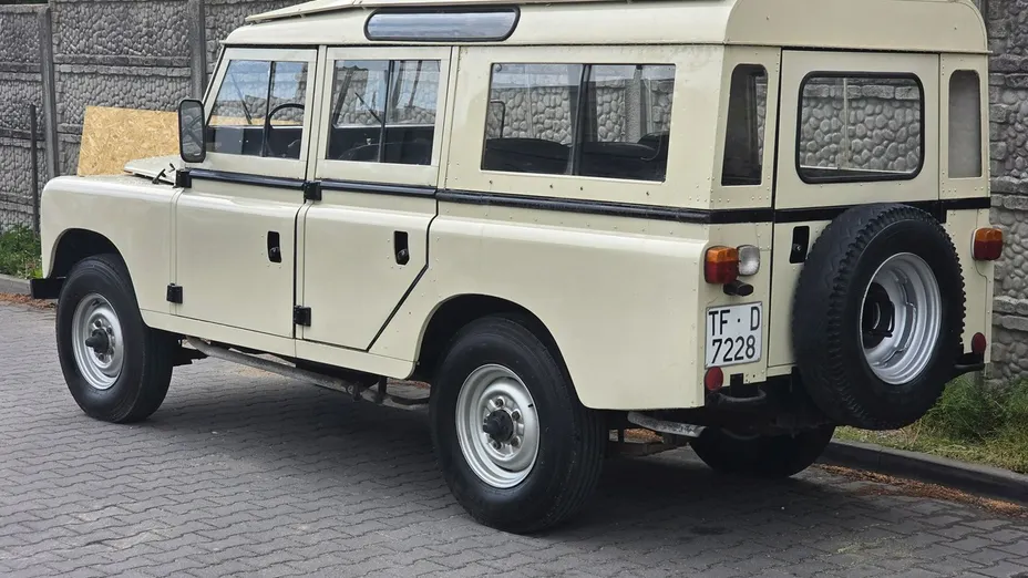 LAND ROVER Defender -