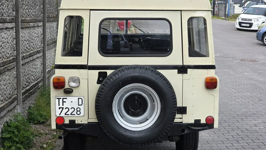 LAND ROVER Defender -