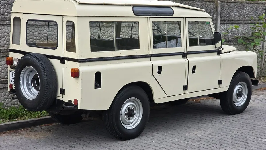 LAND ROVER Defender -