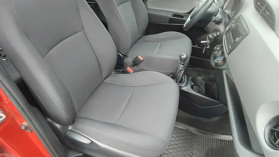 TOYOTA Yaris -