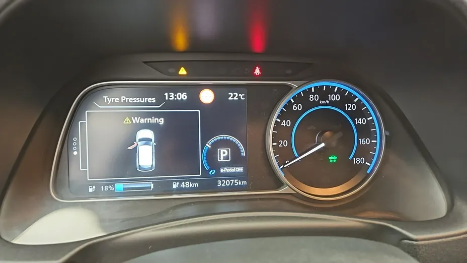 NISSAN Leaf -