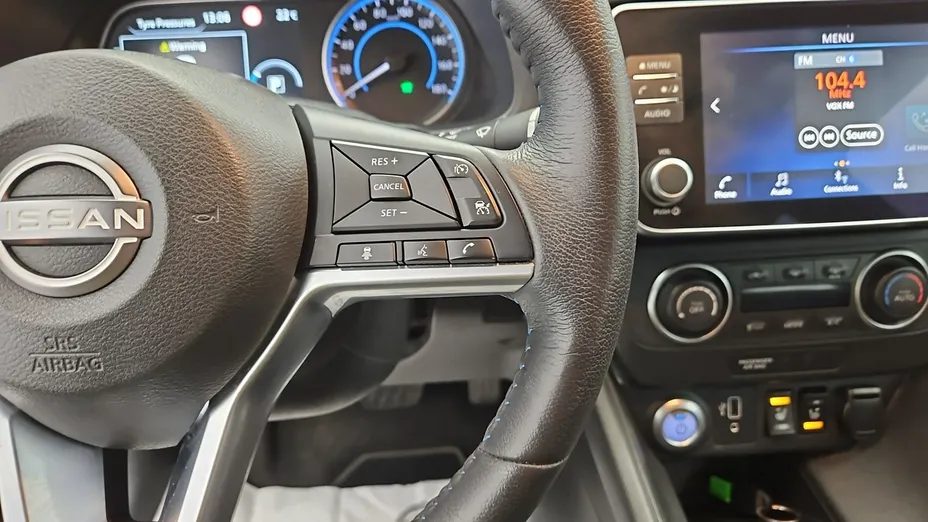 NISSAN Leaf -