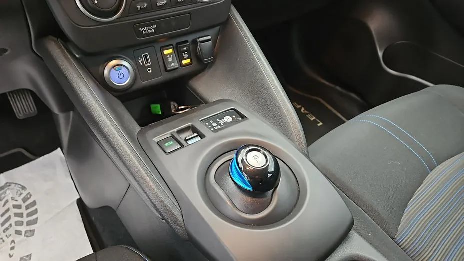 NISSAN Leaf -