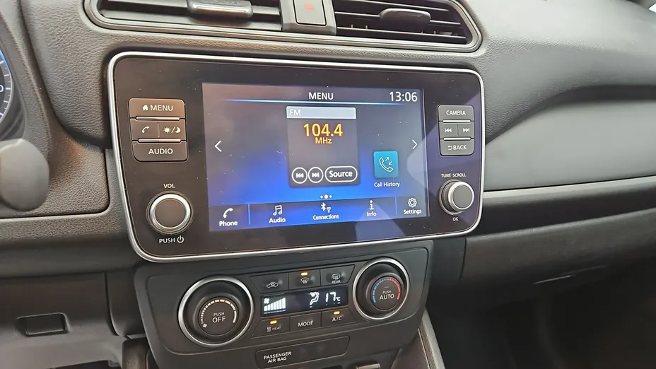NISSAN Leaf -