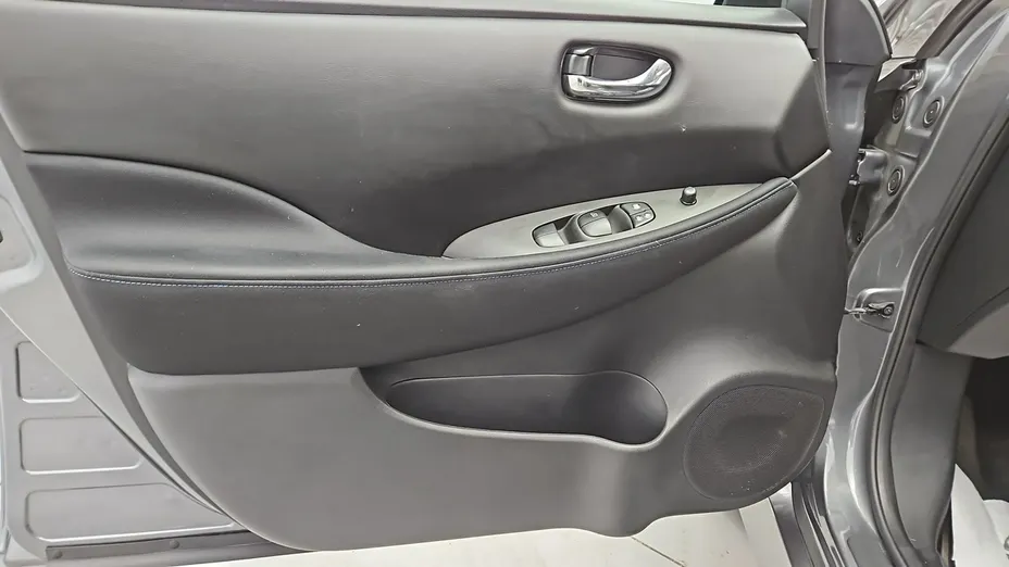 NISSAN Leaf -