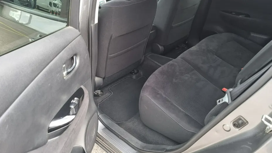 NISSAN Leaf -