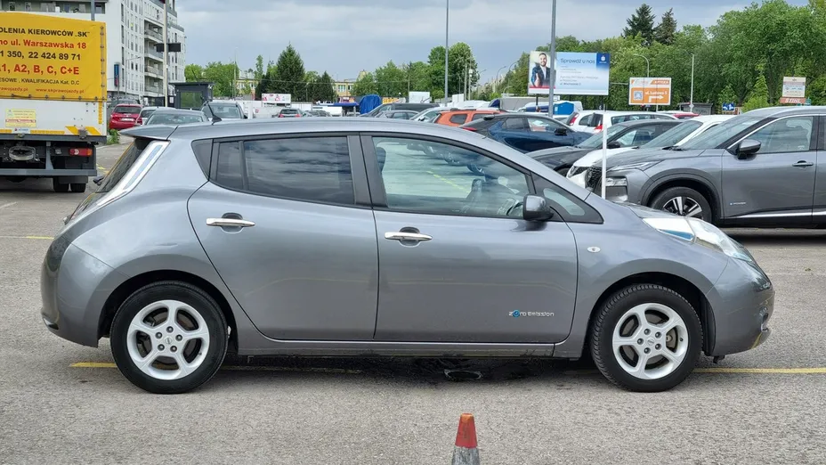 NISSAN Leaf -