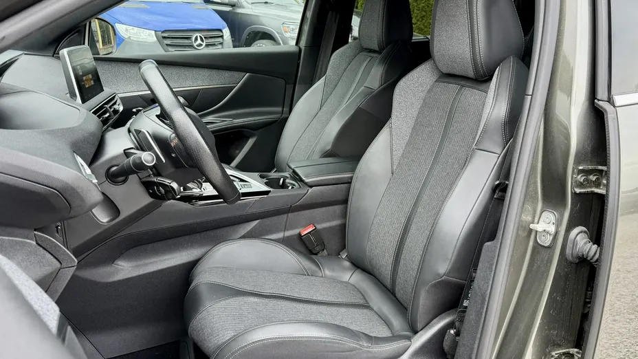 PEUGEOT 5008 -