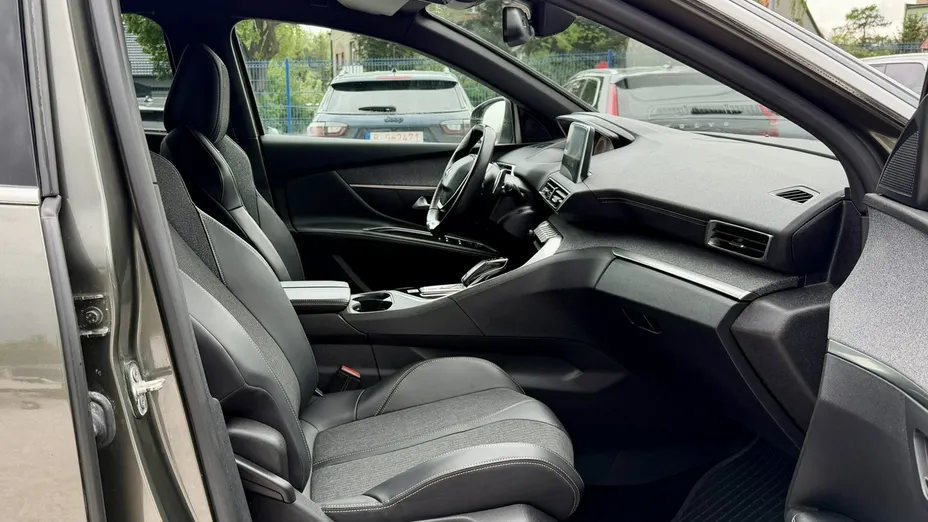 PEUGEOT 5008 -