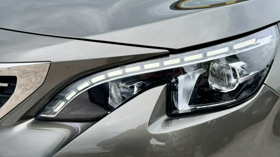 PEUGEOT 5008 -