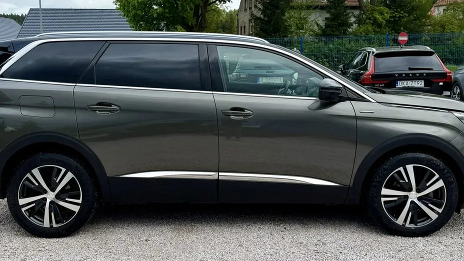 PEUGEOT 5008 -