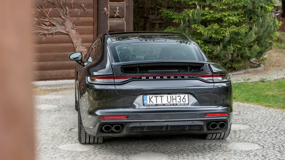 PORSCHE Panamera -