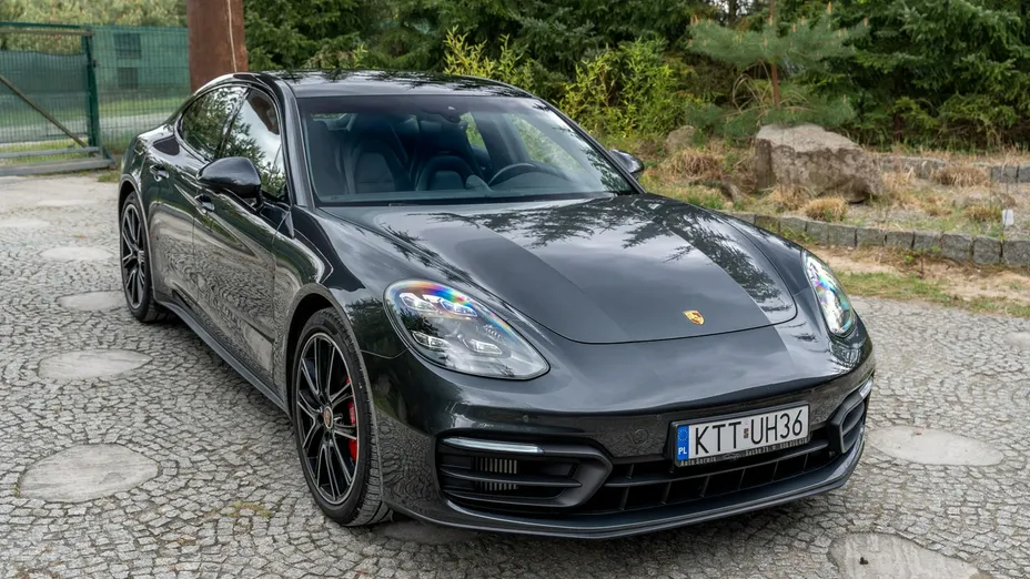 PORSCHE Panamera -