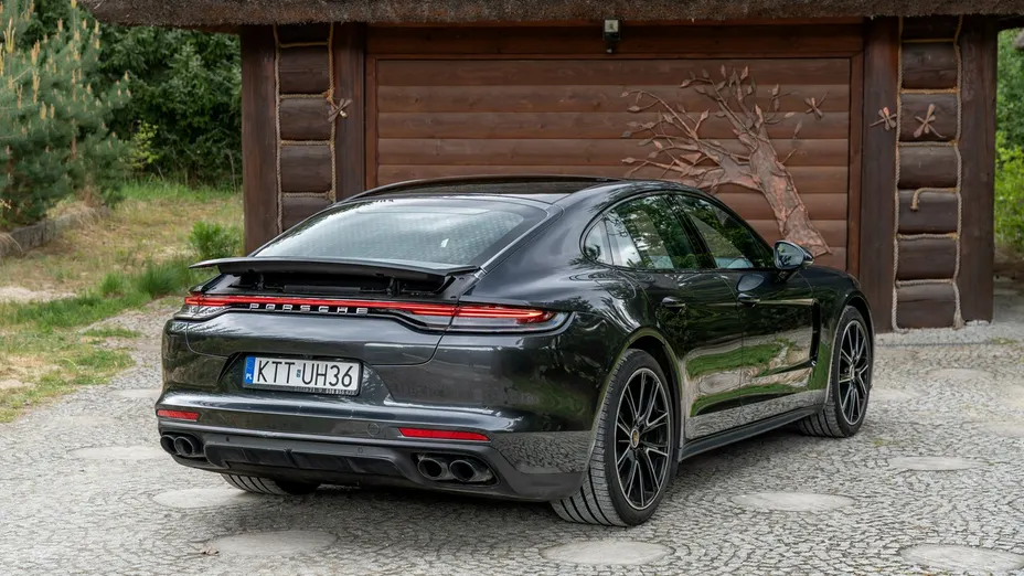 PORSCHE Panamera -
