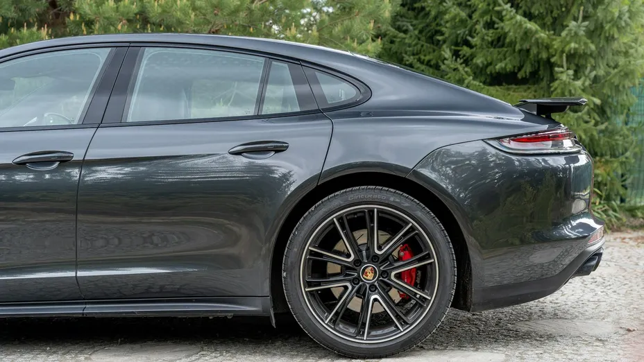 PORSCHE Panamera -