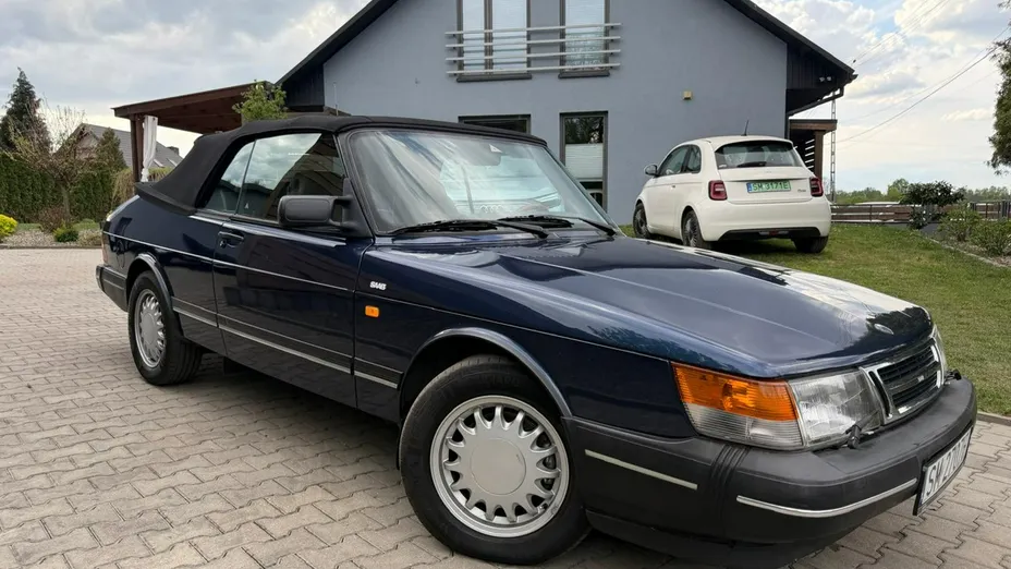 SAAB 900 -