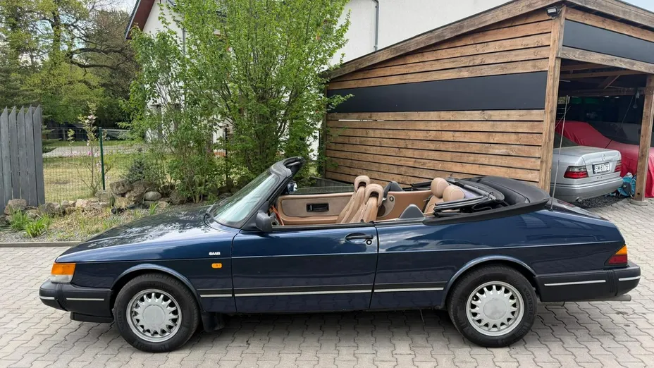SAAB 900 -
