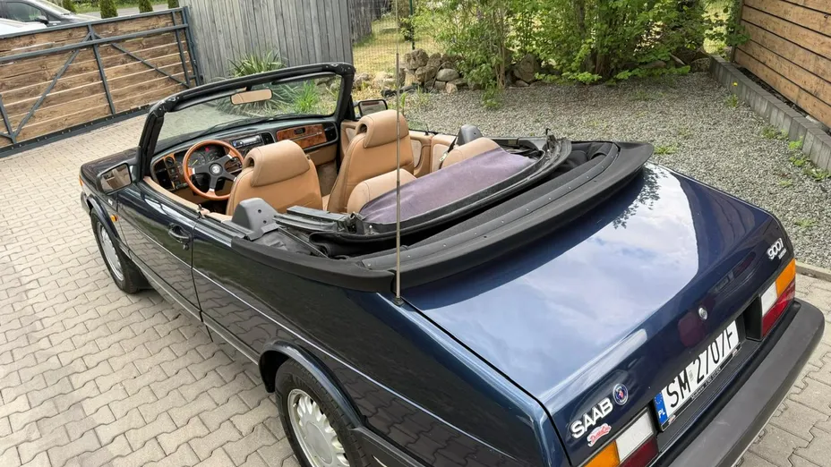 SAAB 900 -