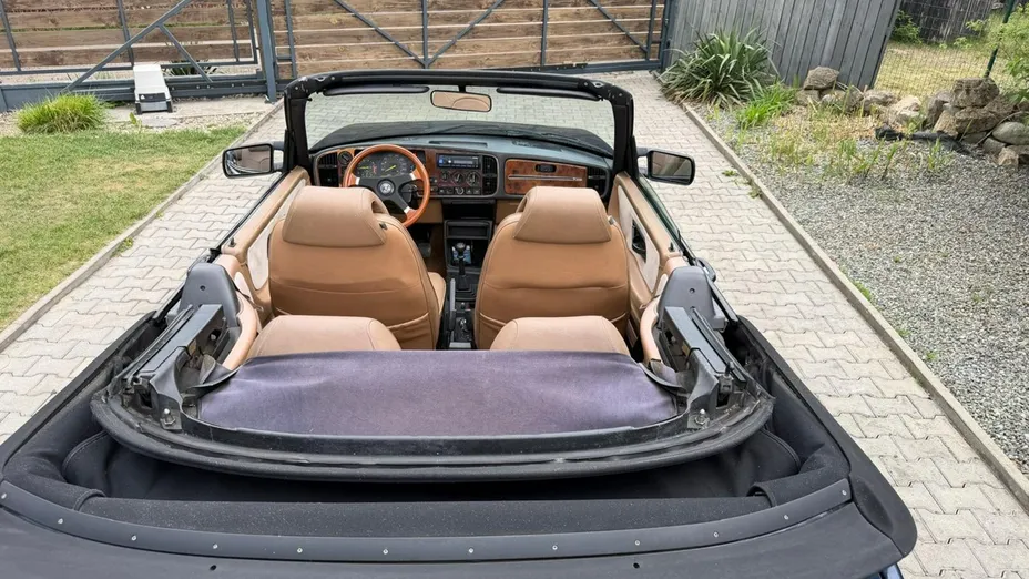 SAAB 900 -