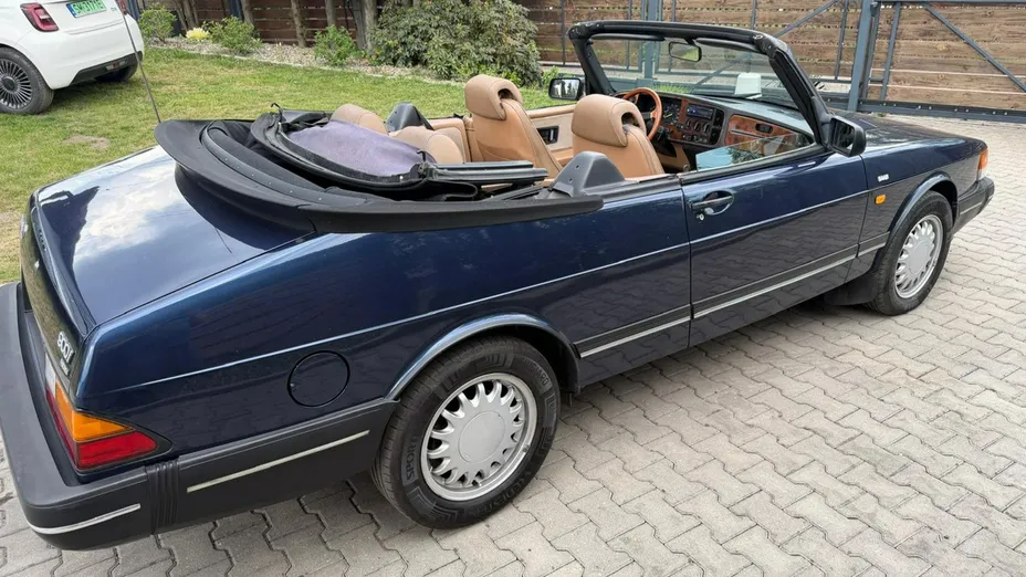 SAAB 900 -