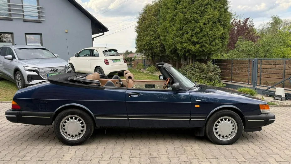 SAAB 900 -