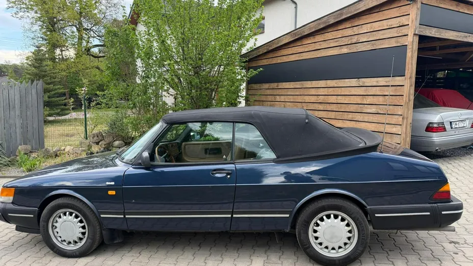 SAAB 900 -
