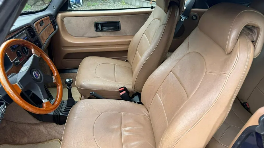 SAAB 900 -
