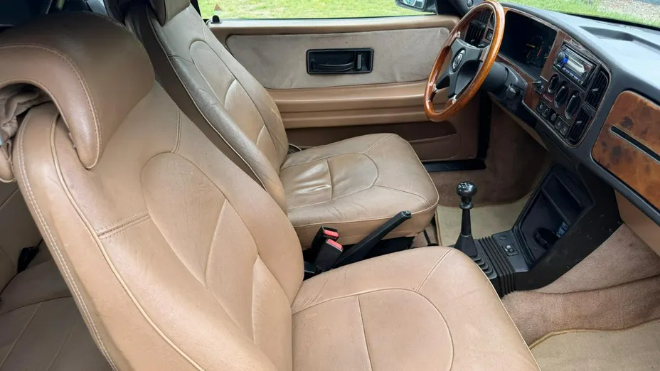 SAAB 900 -