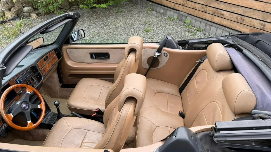 SAAB 900 -