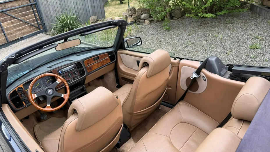 SAAB 900 -