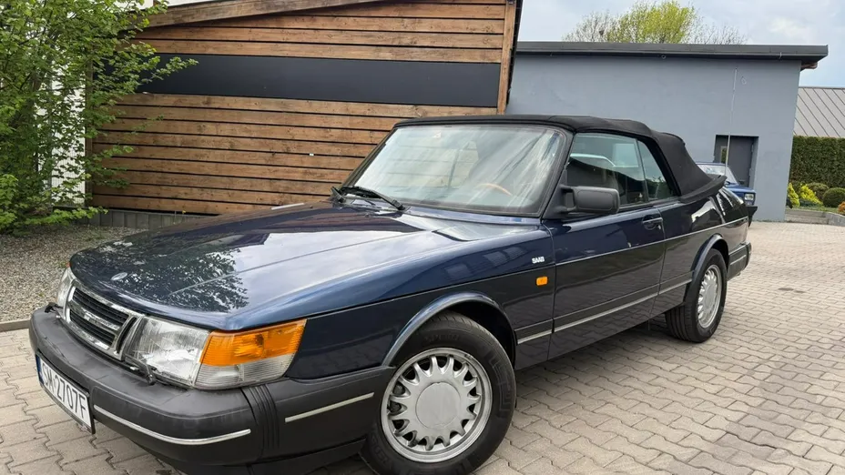 SAAB 900 -