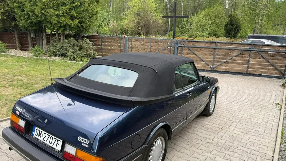 SAAB 900 -