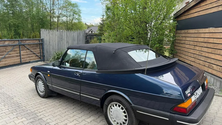 SAAB 900 -