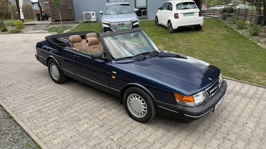 SAAB 900 -