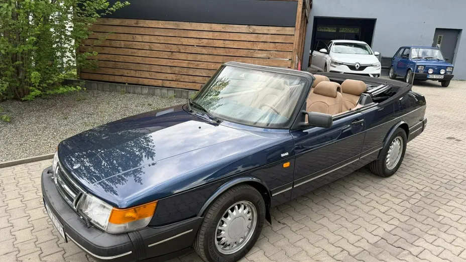 SAAB 900 -