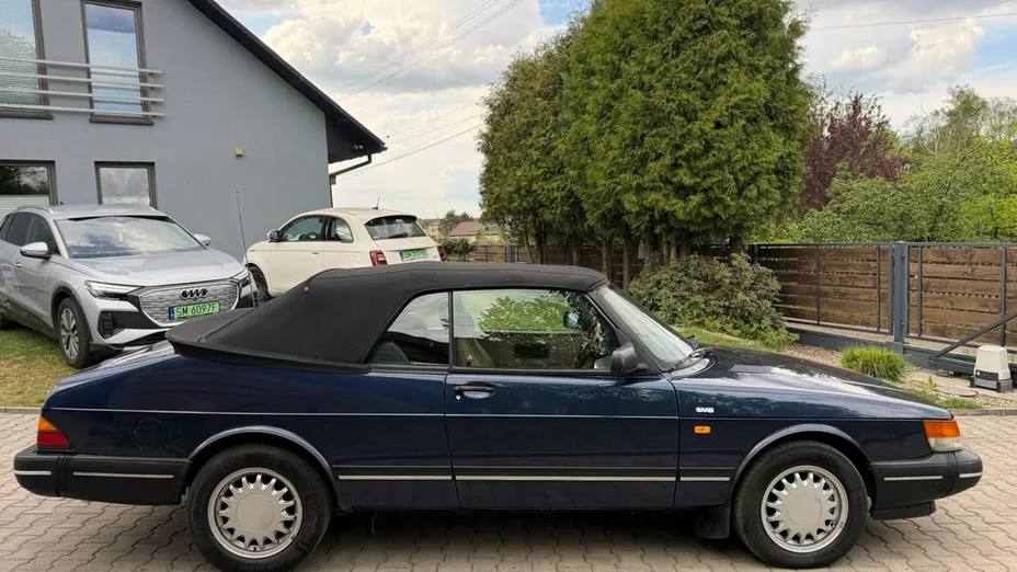 SAAB 900 -