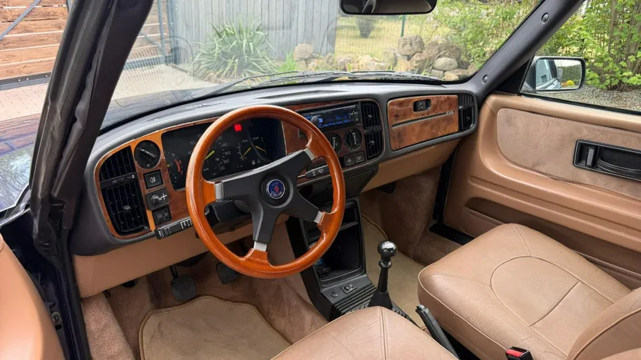 SAAB 900 -