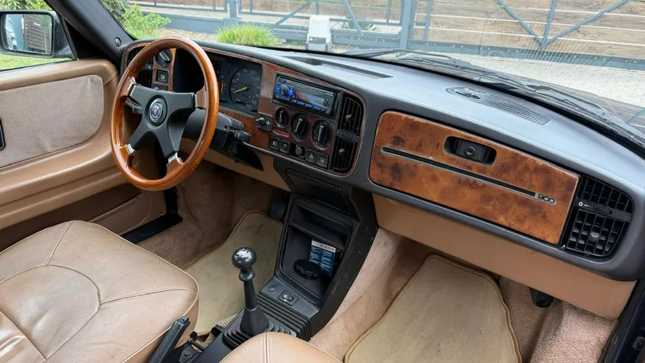 SAAB 900 -