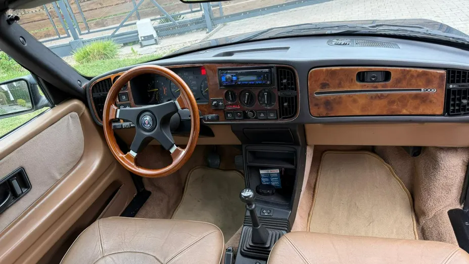 SAAB 900 -
