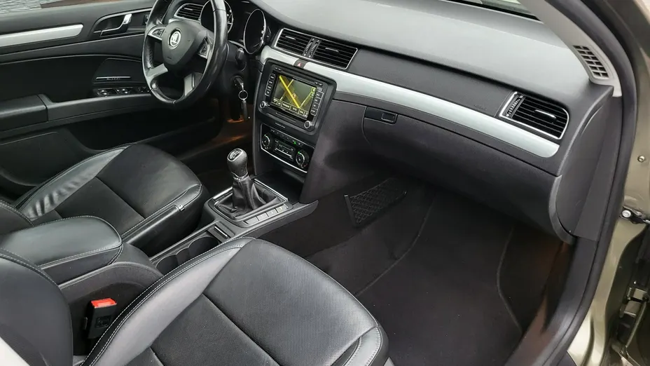 SKODA Superb -
