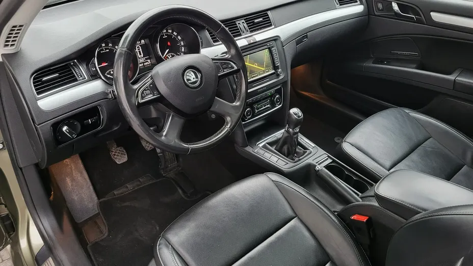SKODA Superb -