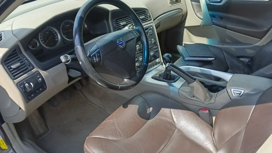 VOLVO XC70 -