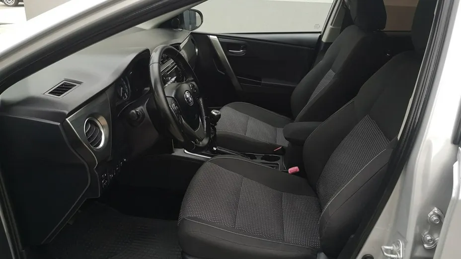 TOYOTA Auris -