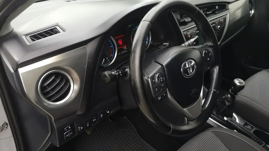TOYOTA Auris -