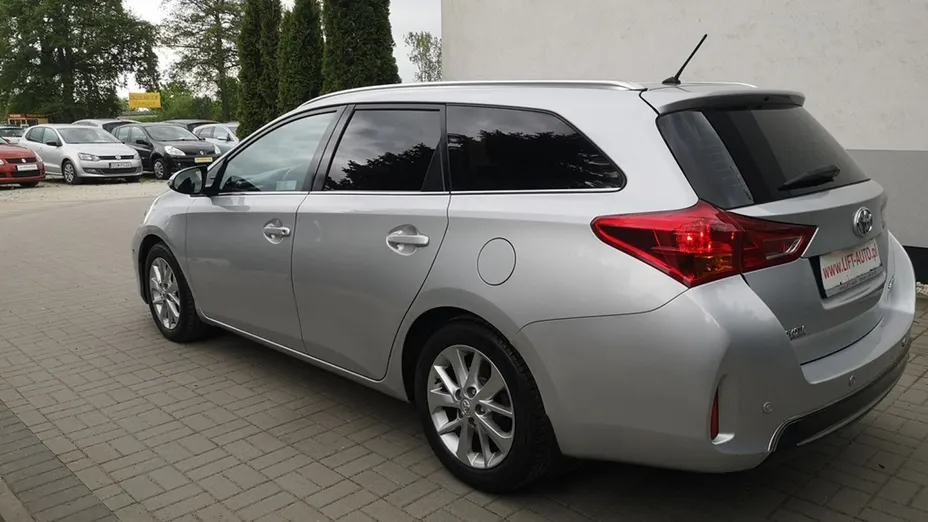 TOYOTA Auris -