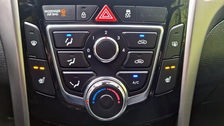 HYUNDAI i30 -