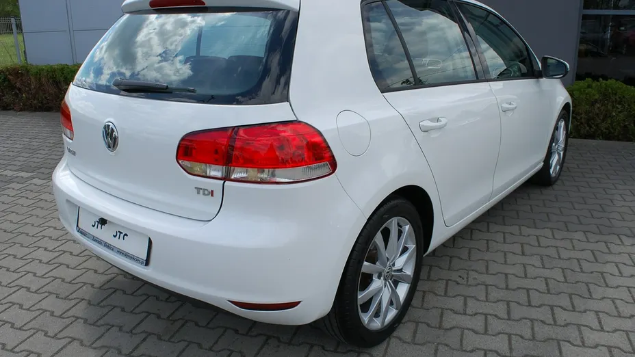 VOLKSWAGEN Golf -