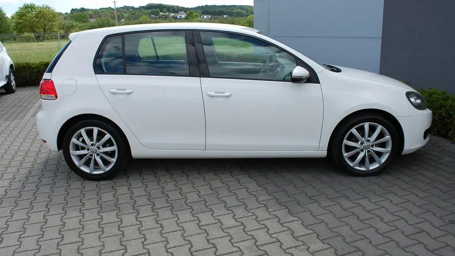 VOLKSWAGEN Golf -