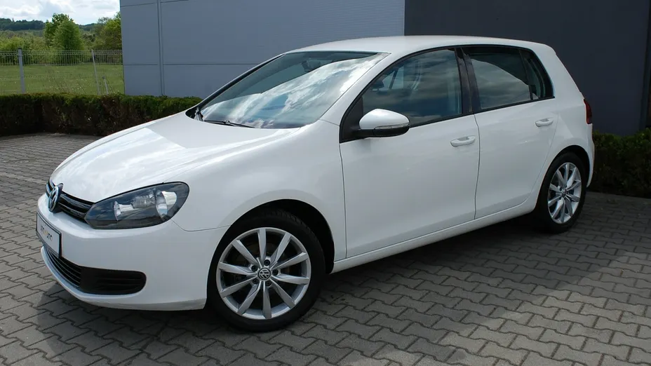 VOLKSWAGEN Golf -