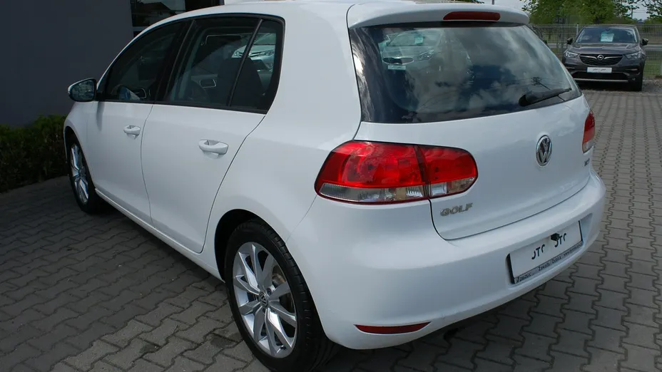 VOLKSWAGEN Golf -